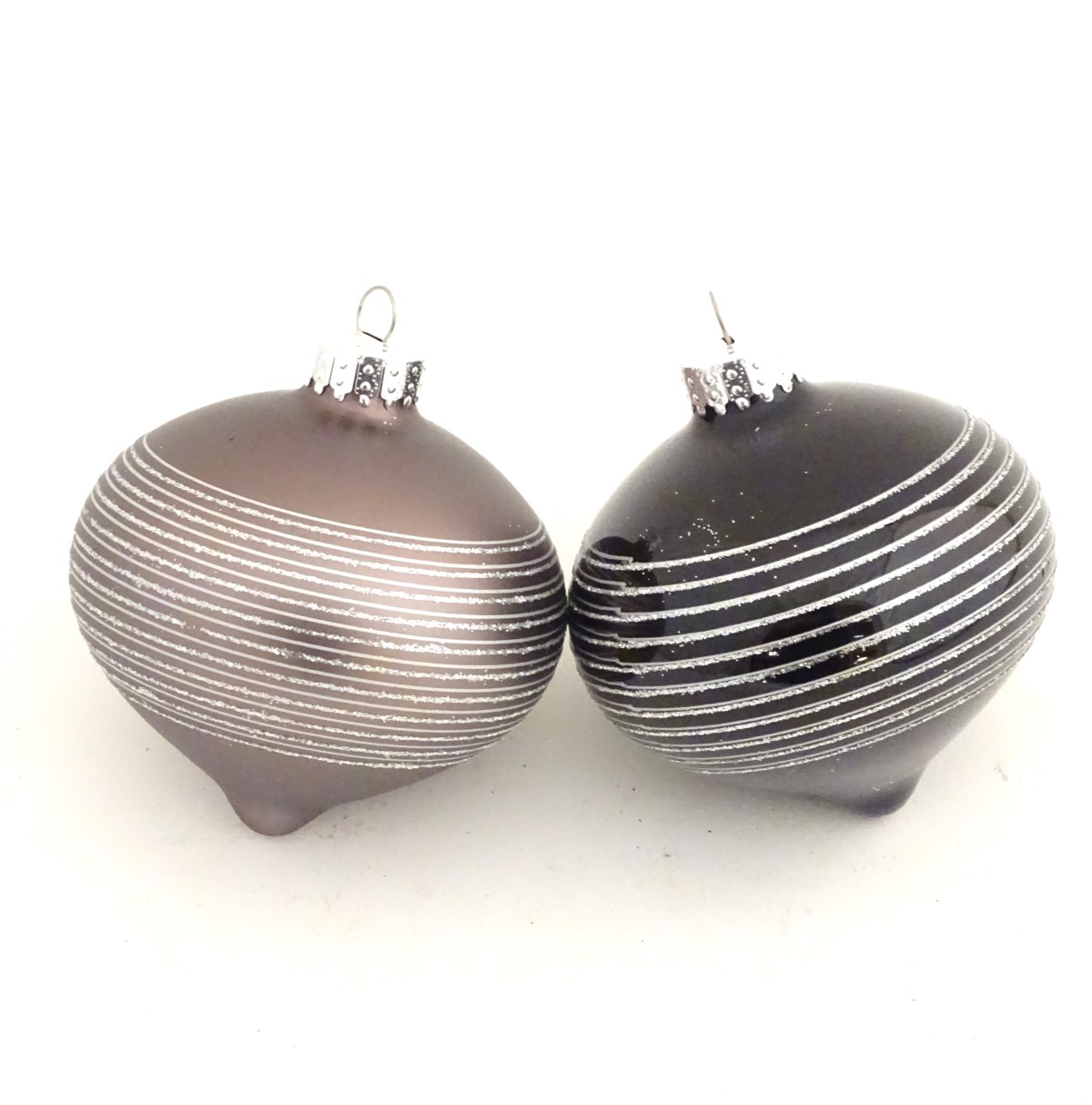 Christmas decorations : two glass baubles one grey the other black. - Image 2 of 5