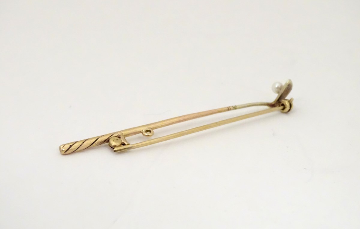 A 9ct gold bar brooch with golf club decoration with seed pearl golf ball detail. - Image 8 of 10