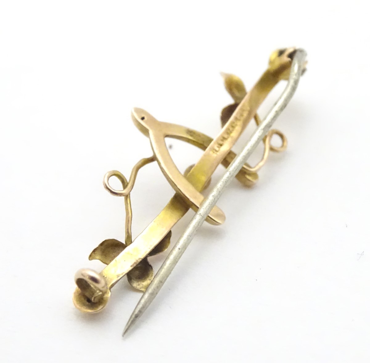 A 9ct gold brooch with wishbone decoration 1 1/4" wide CONDITION: Please Note - - Image 9 of 10
