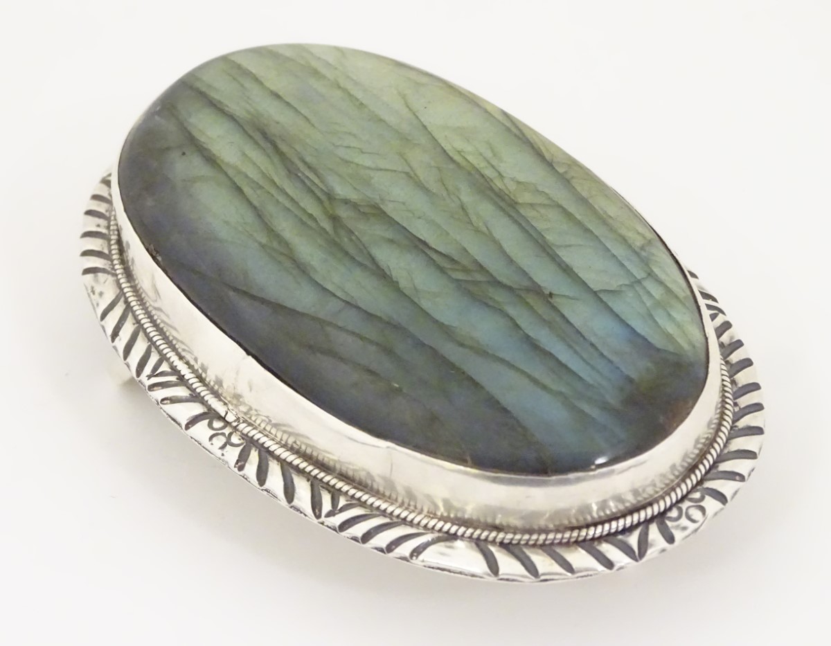 A buckle set with large labradorite cabochon to centre. - Image 9 of 9