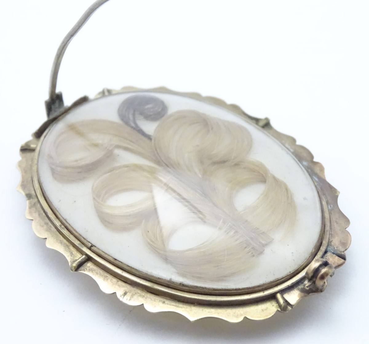 A 19thC oval brooch set with chalcedony cabochon to one side and memorial / mourning lock of hair - Image 5 of 6