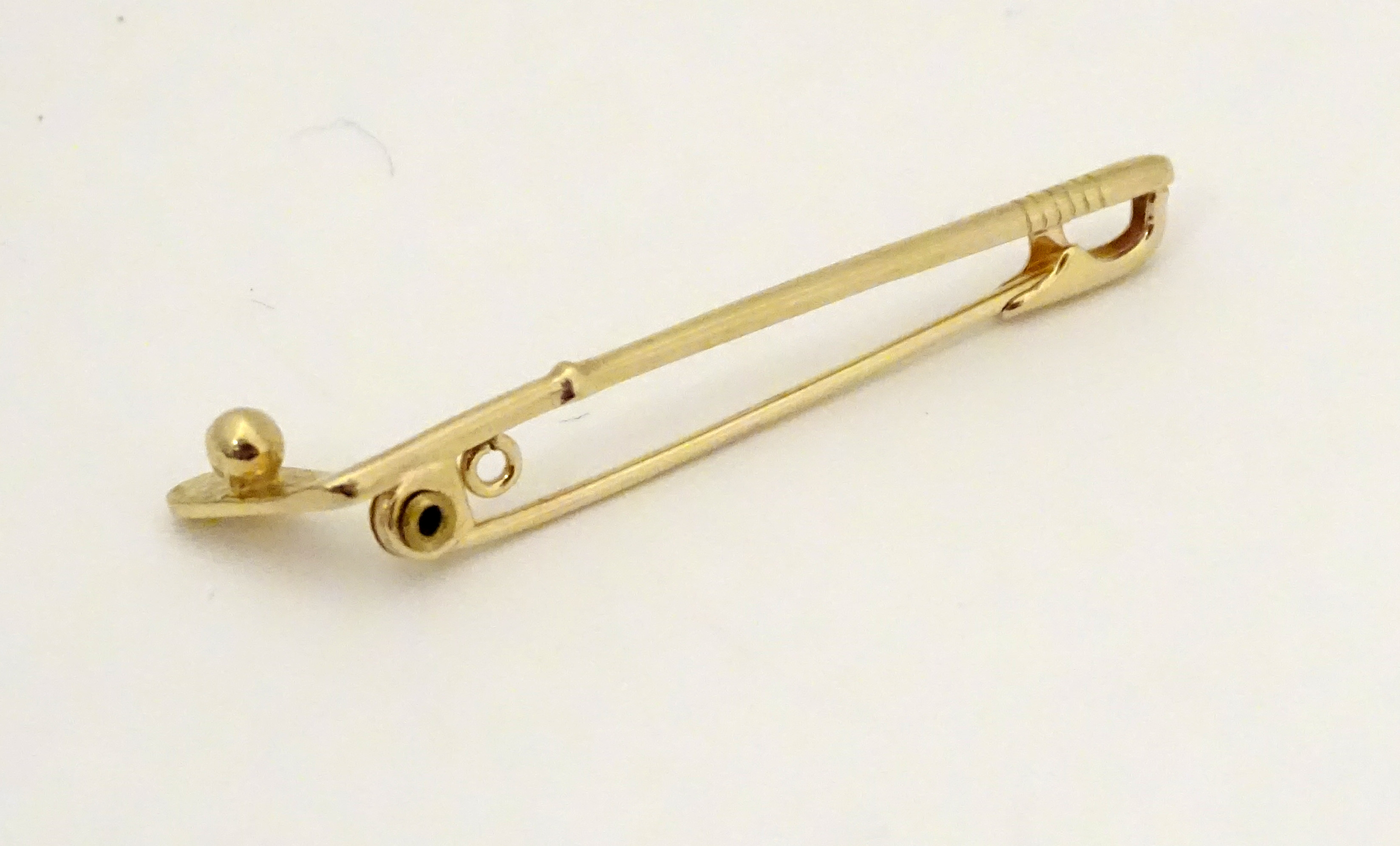 A 9ct gold brooch / pin formed as a golf club and ball. - Image 5 of 7