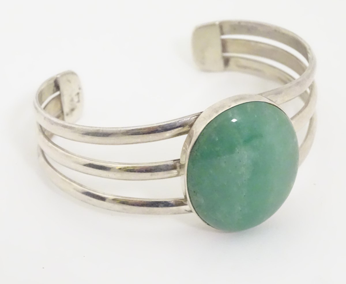 A silver bangle bracelet set with large aventurine cabochon to centre. - Image 3 of 6