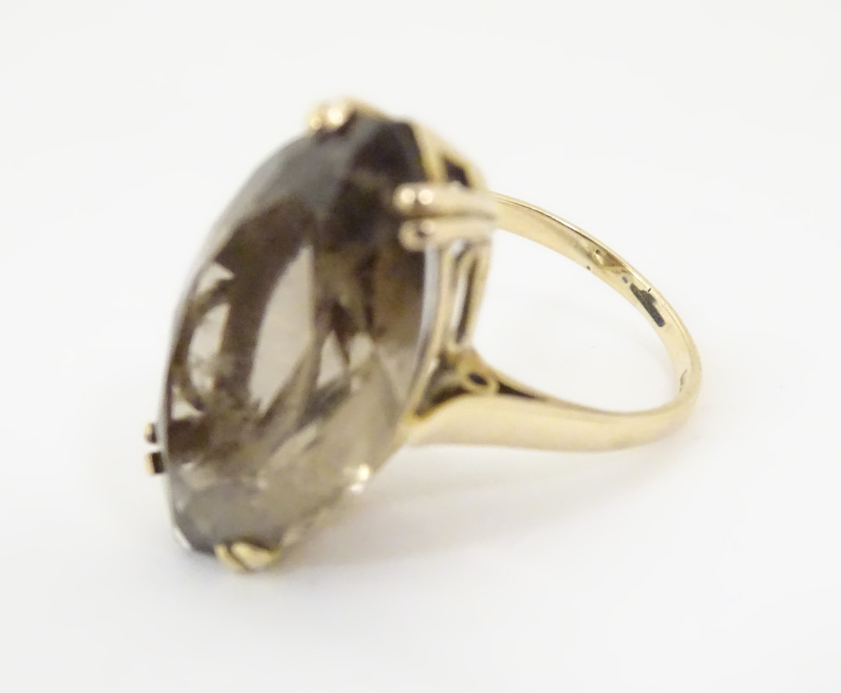 A vintage retro 9ct gold ring set with large marquise cut smoky quartz. London c. - Image 5 of 6