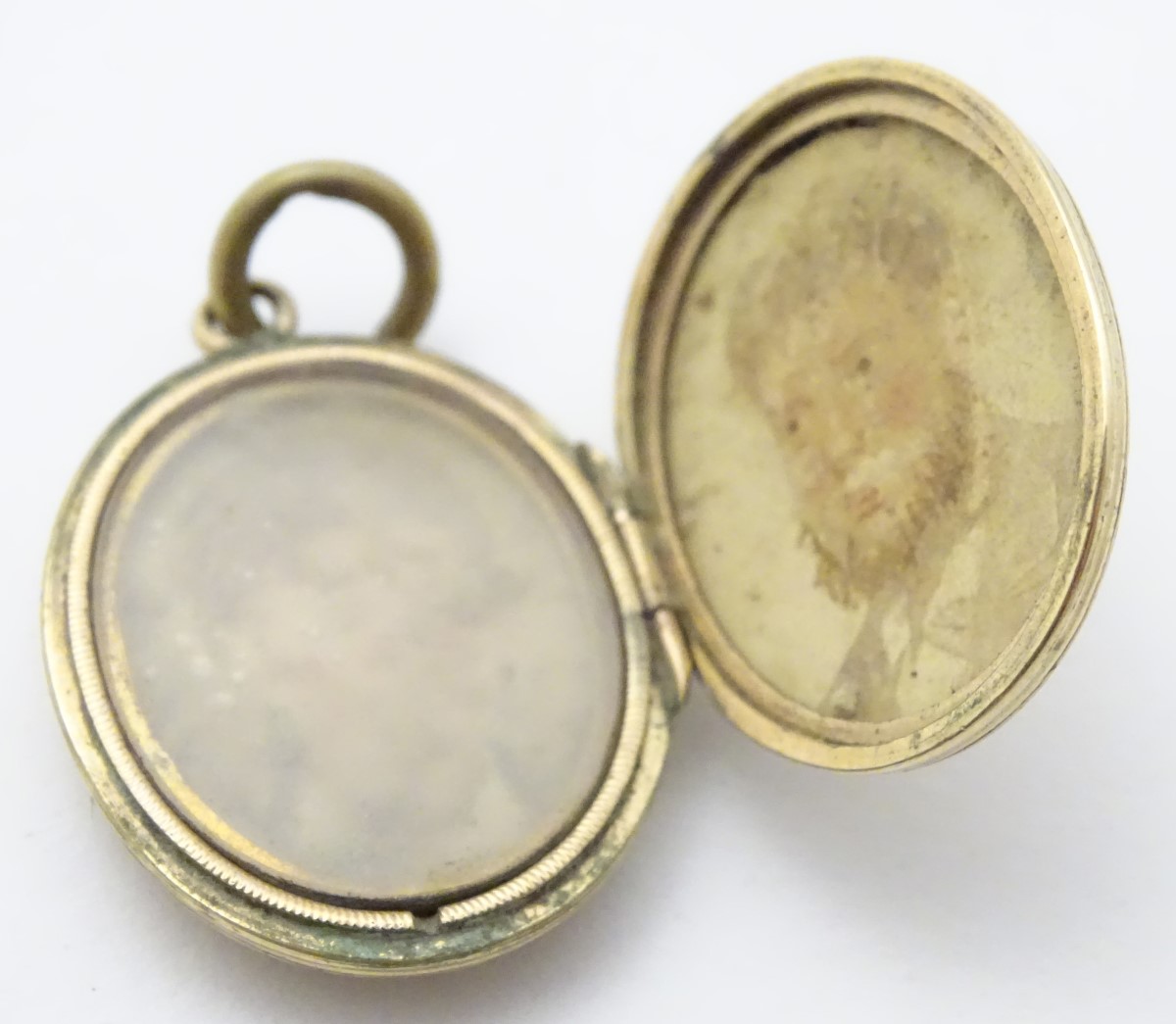 A Victorian yellow metal locket with engraved decoration and cartouche 1 /4" long - Image 3 of 4