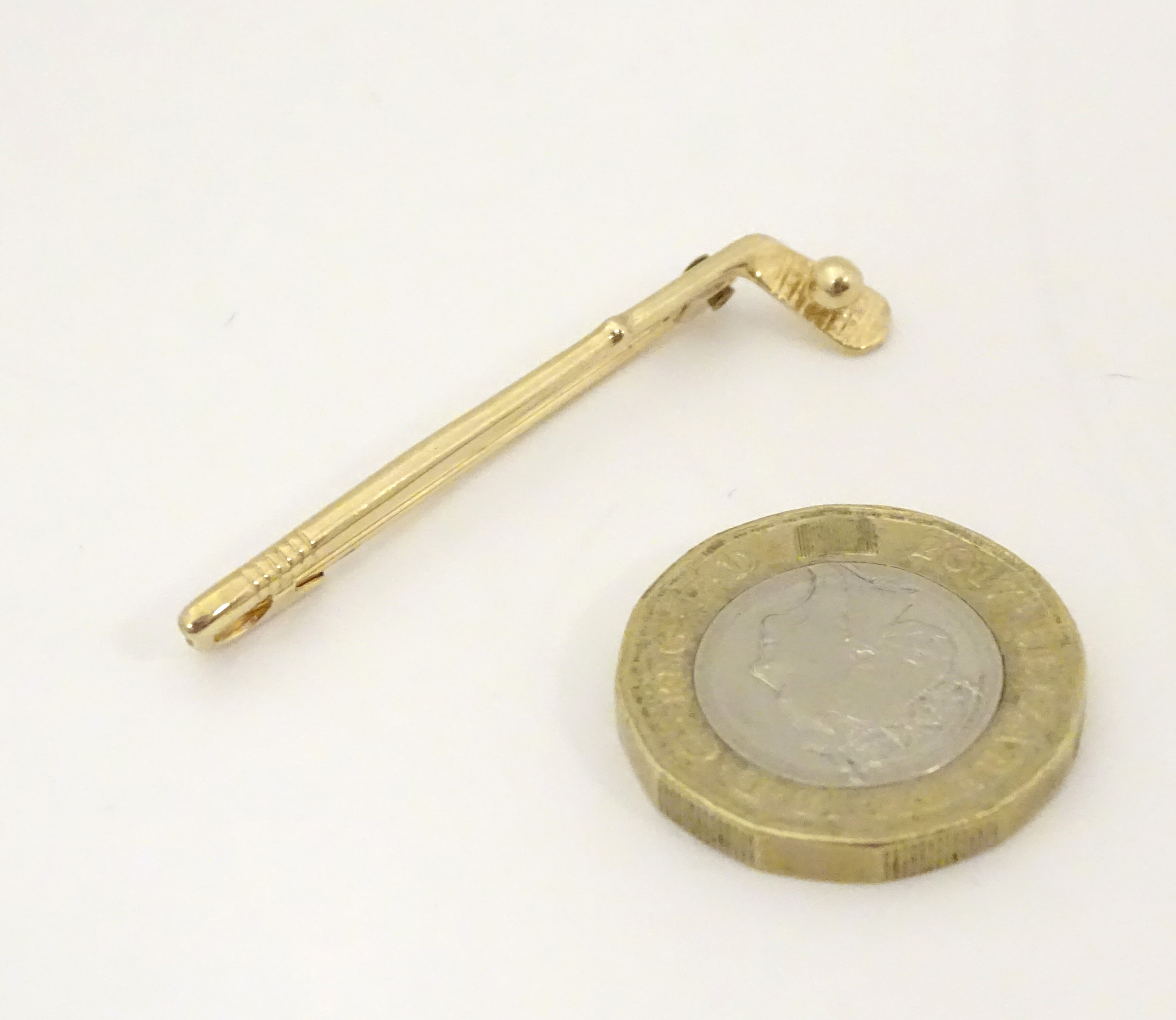 A 9ct gold brooch / pin formed as a golf club and ball. - Image 7 of 7