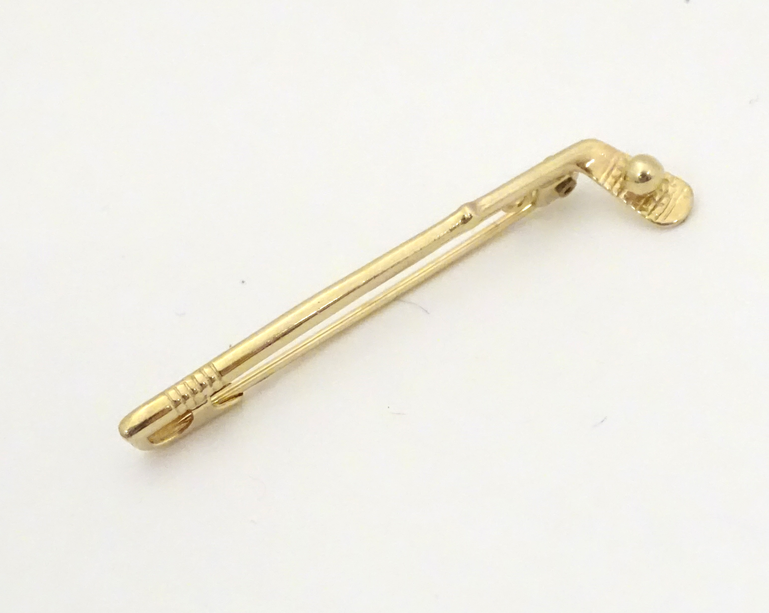 A 9ct gold brooch / pin formed as a golf club and ball. - Image 4 of 7