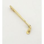 A 9ct gold brooch / pin formed as a golf club and ball.