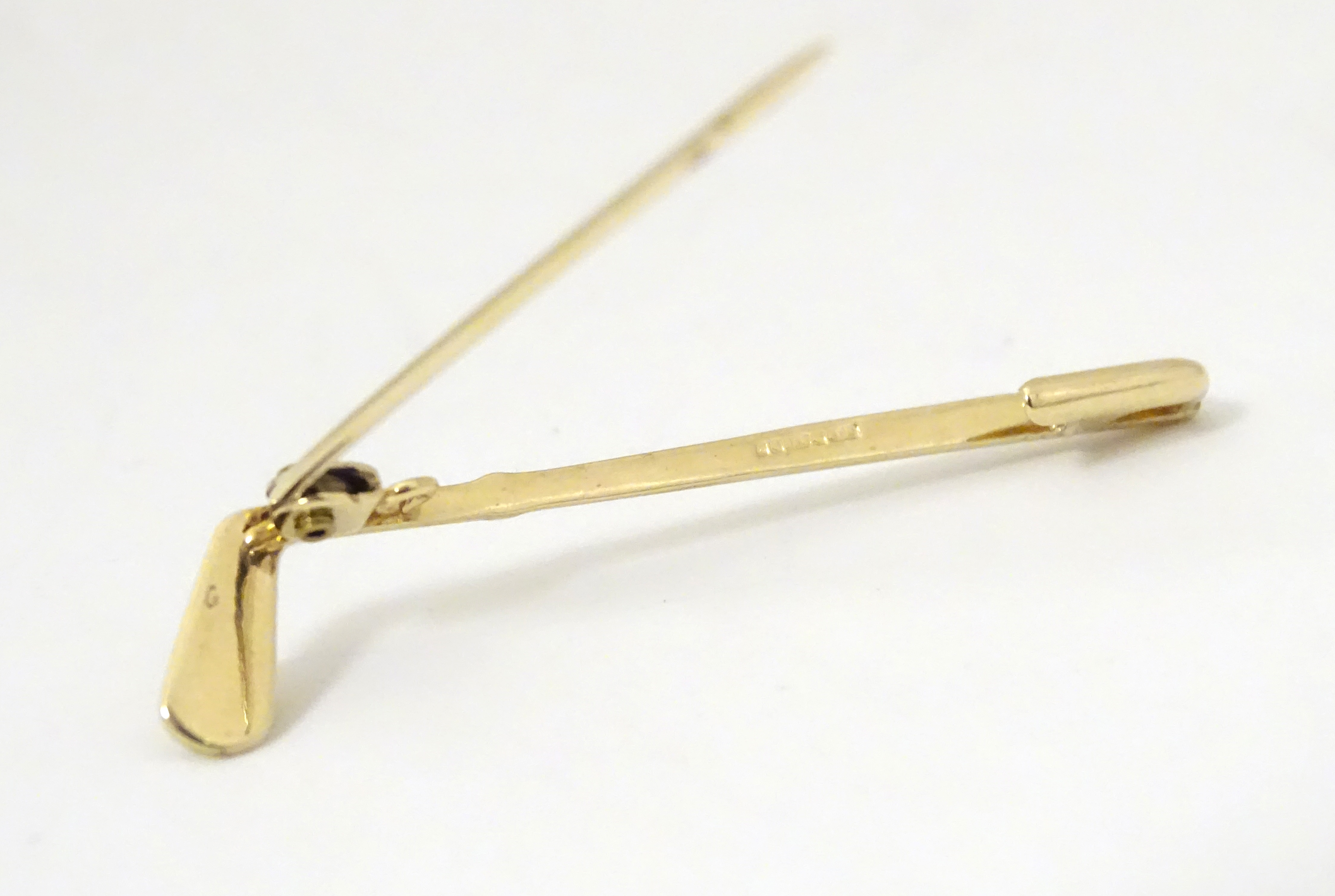 A 9ct gold brooch / pin formed as a golf club and ball. - Image 3 of 7