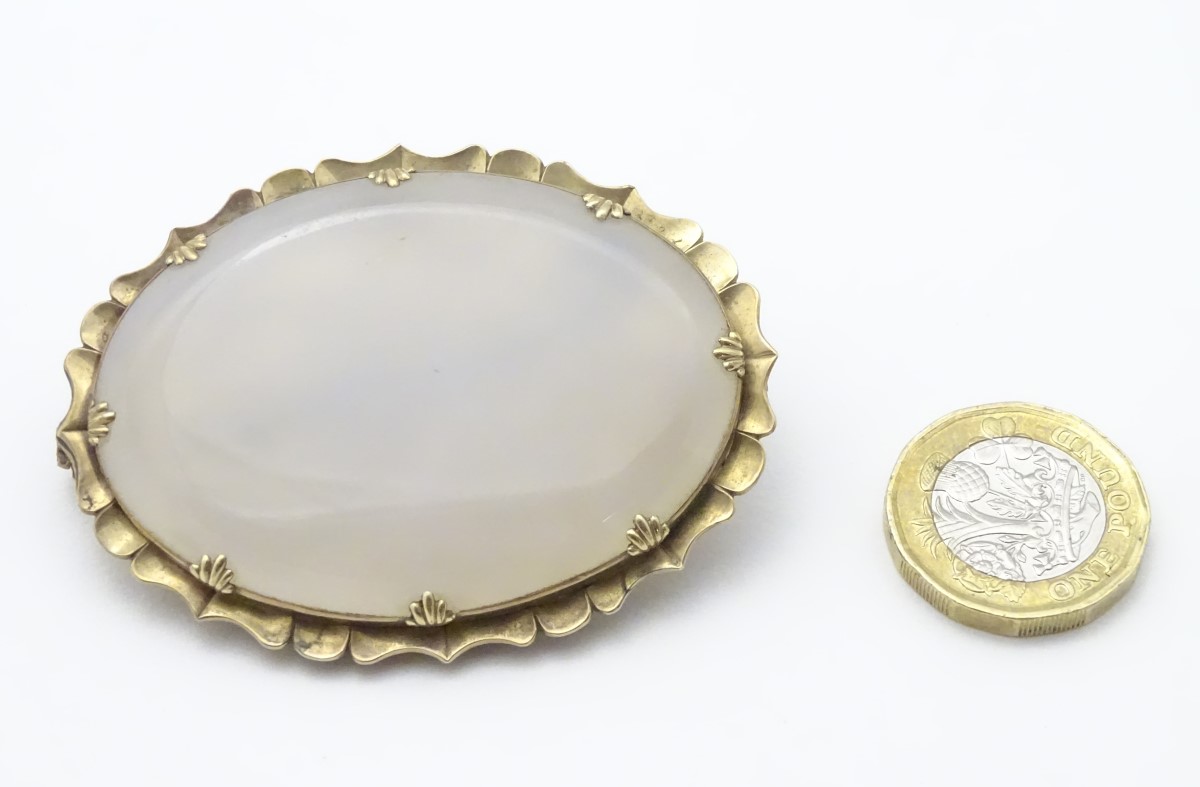 A 19thC oval brooch set with chalcedony cabochon to one side and memorial / mourning lock of hair - Image 3 of 6