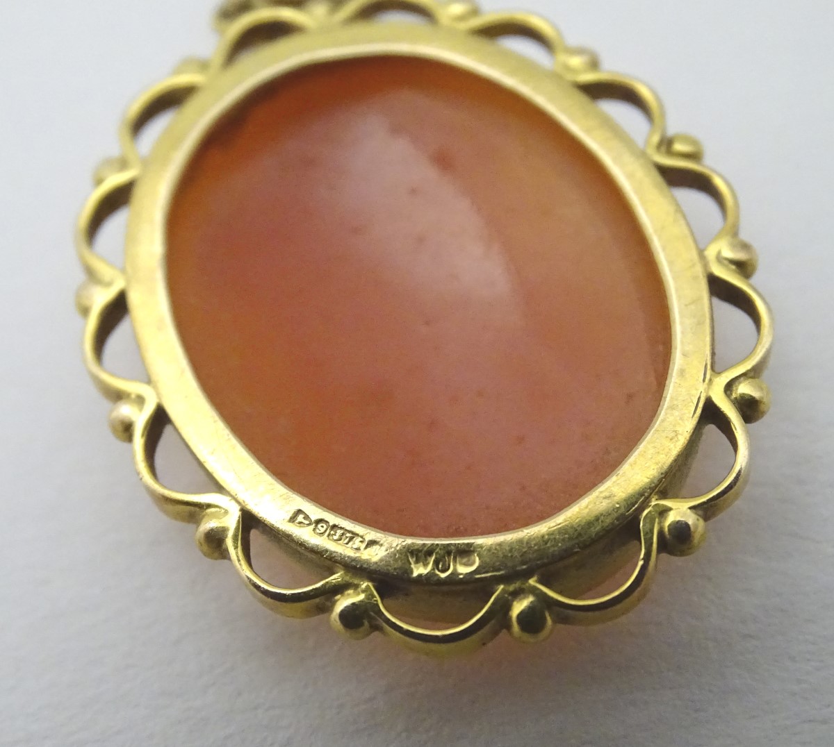 A 9ct gold cameo pendant on a gilt metal chain. - Image 3 of 5