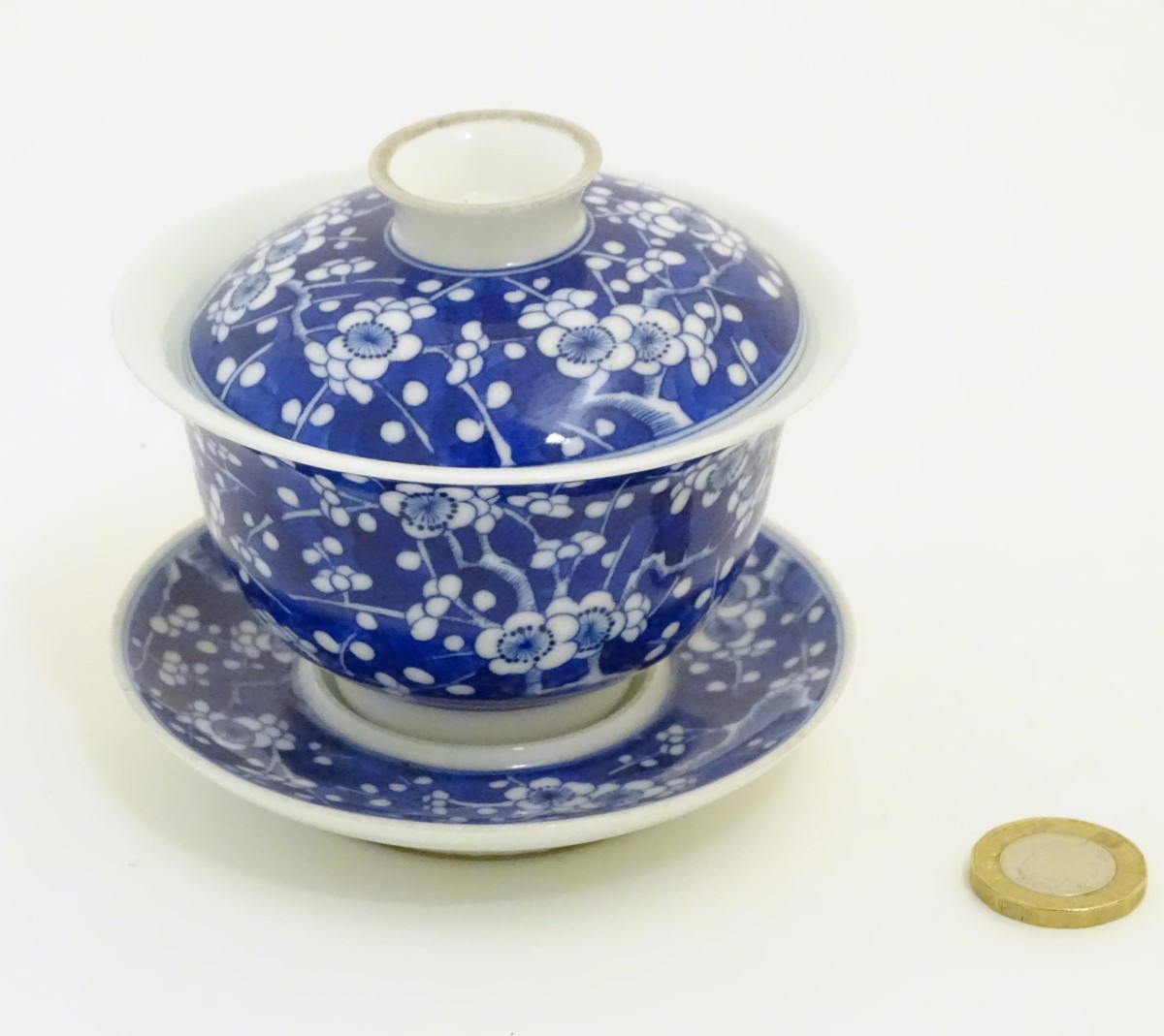 A Chinese blue and white tea bowl, lid and saucer, decorated with cherry blossom. - Image 4 of 5