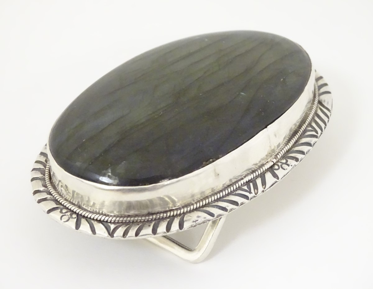 A buckle set with large labradorite cabochon to centre. - Image 5 of 9