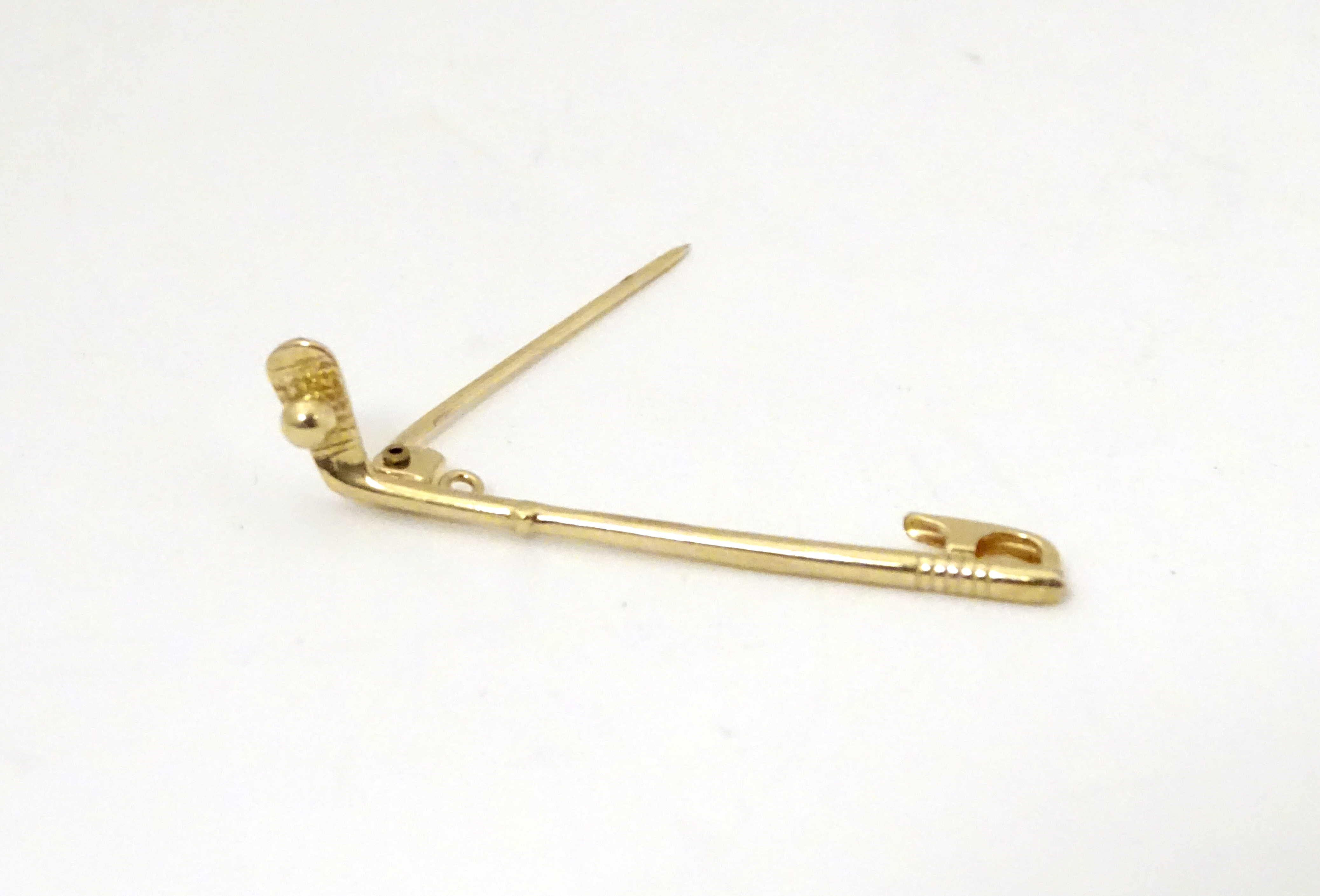 A 9ct gold brooch / pin formed as a golf club and ball. - Image 2 of 7