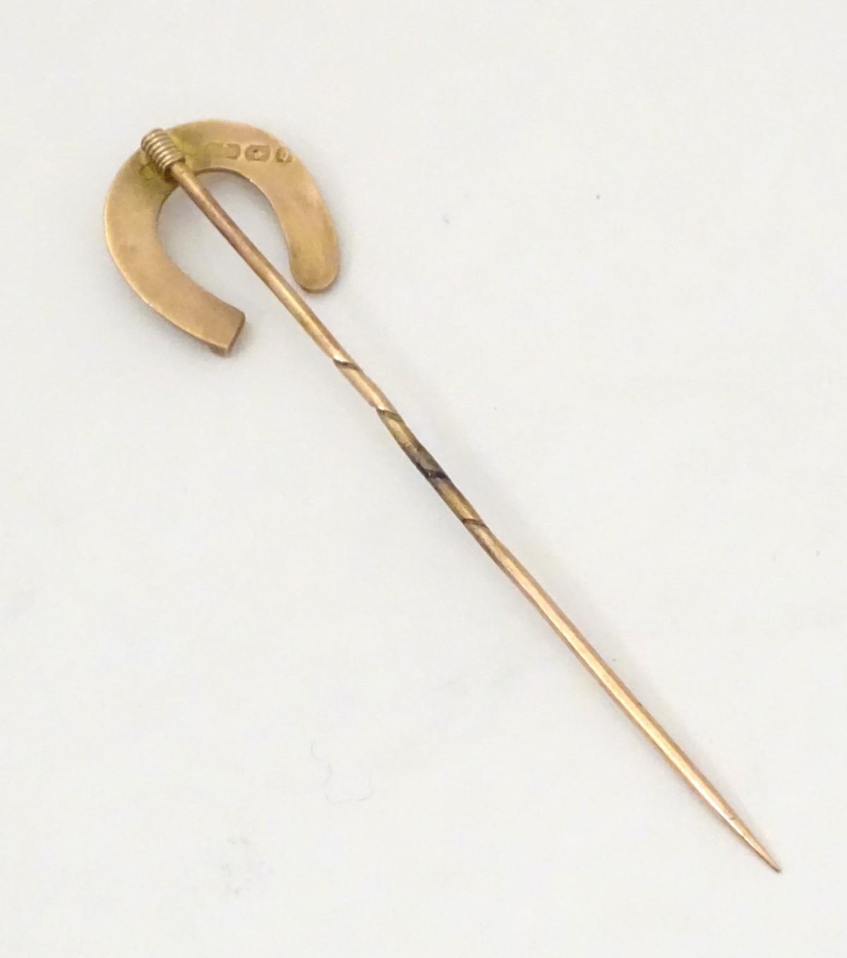 A Victorian 9ct gold stick pin surmounted by a horseshoe. - Image 6 of 7
