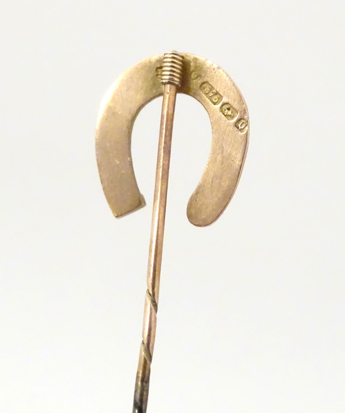 A Victorian 9ct gold stick pin surmounted by a horseshoe. - Image 3 of 7