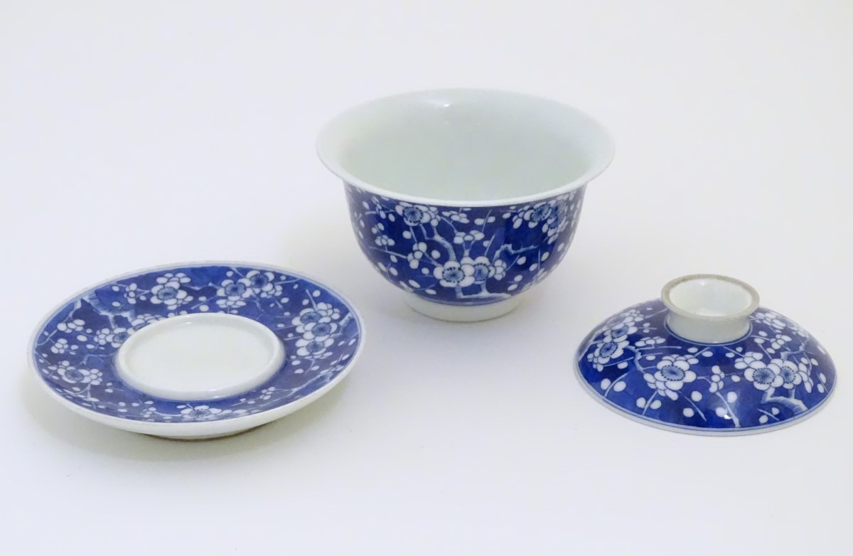 A Chinese blue and white tea bowl, lid and saucer, decorated with cherry blossom. - Image 5 of 5