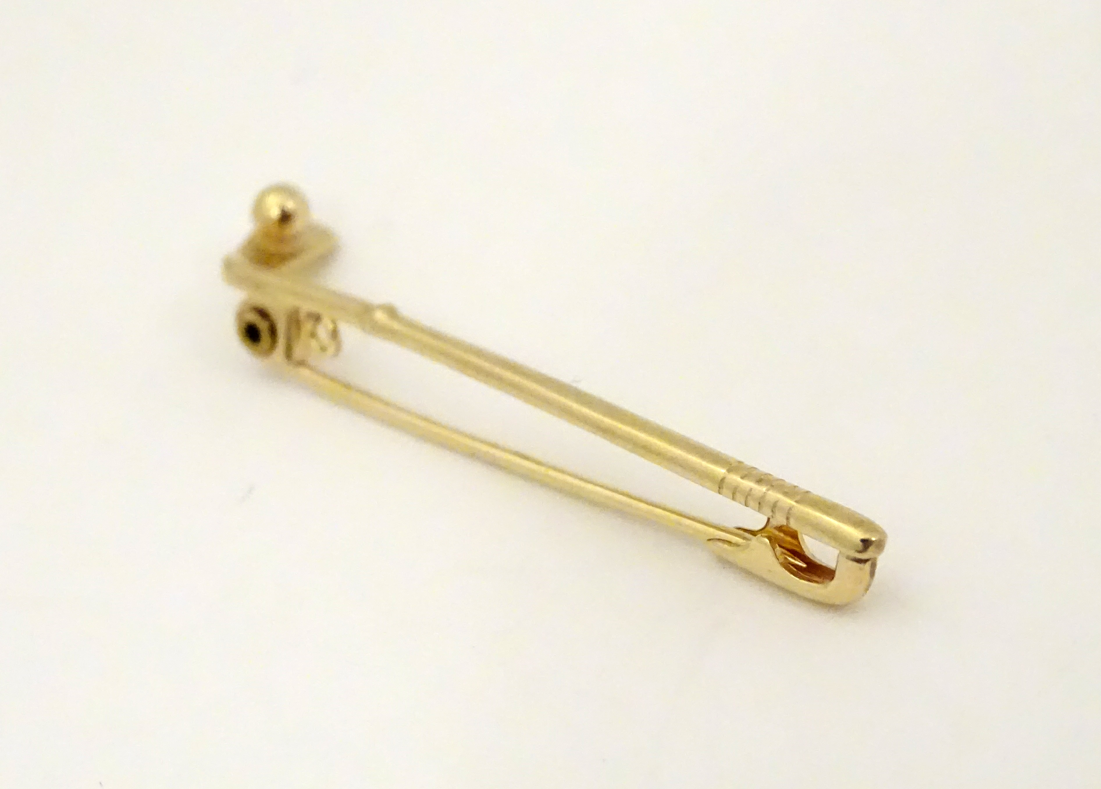A 9ct gold brooch / pin formed as a golf club and ball. - Image 6 of 7