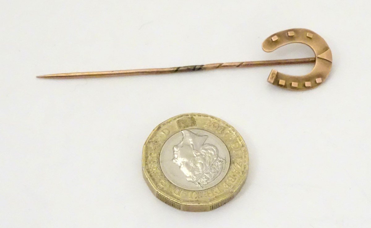 A Victorian 9ct gold stick pin surmounted by a horseshoe. - Image 5 of 7