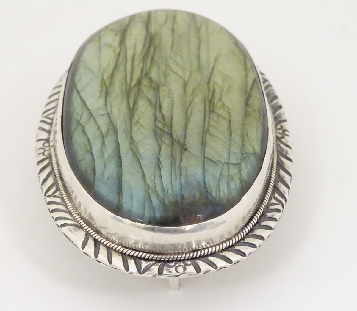 A buckle set with large labradorite cabochon to centre. - Image 2 of 9