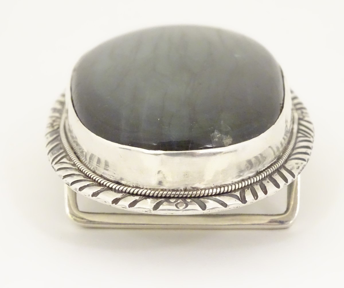 A buckle set with large labradorite cabochon to centre. - Image 3 of 9