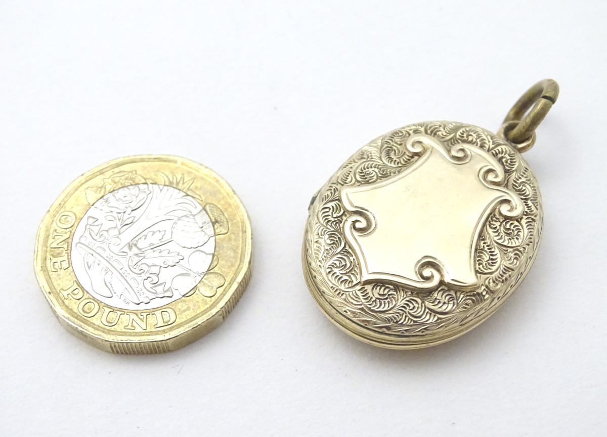 A Victorian yellow metal locket with engraved decoration and cartouche 1 /4" long - Image 4 of 4