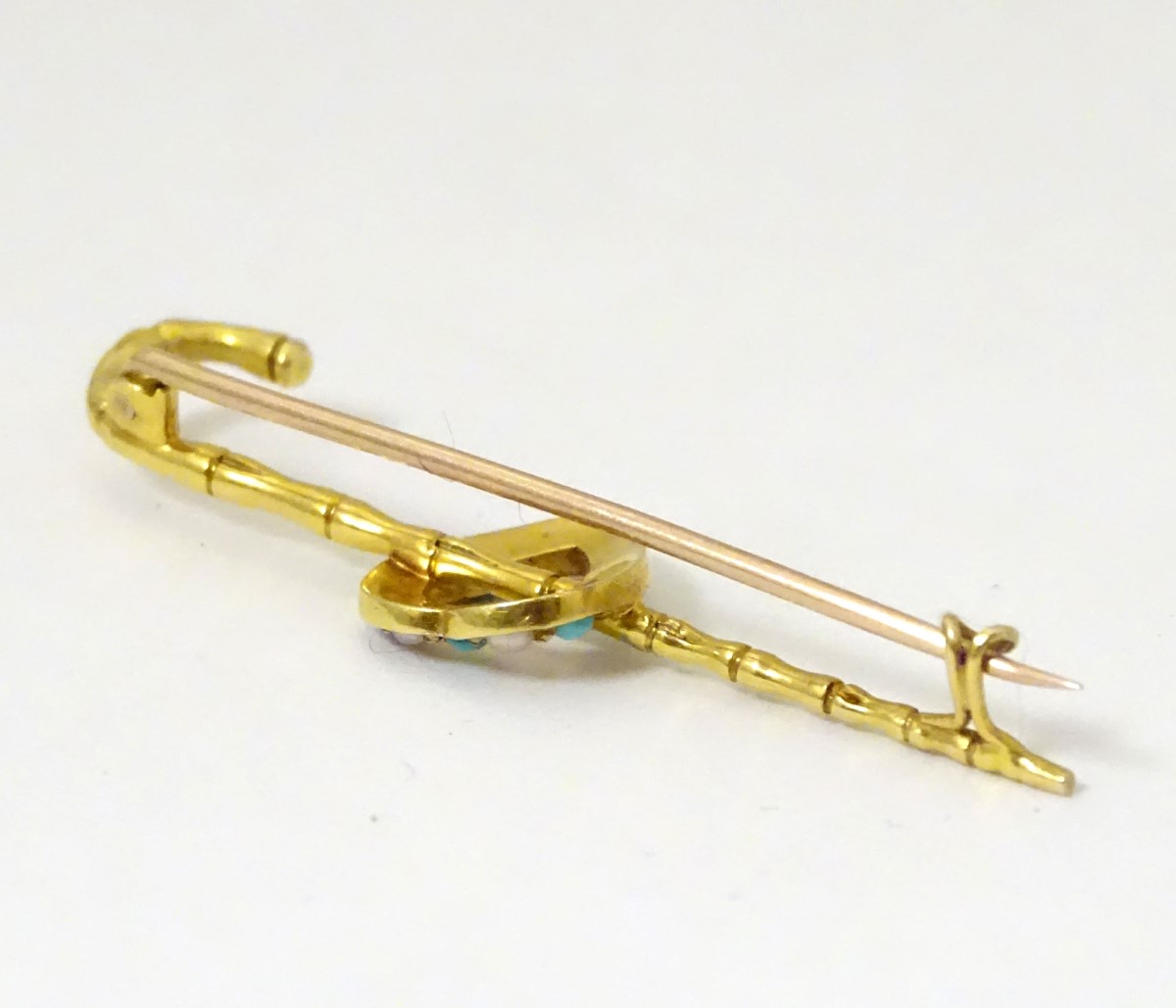 A gold bar brooch/ pin formed as a walking stick / cane with heart decoration set with seed pearl - Image 4 of 5