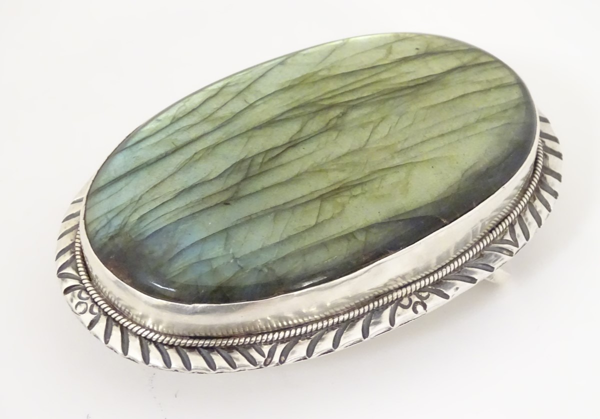 A buckle set with large labradorite cabochon to centre. - Image 4 of 9