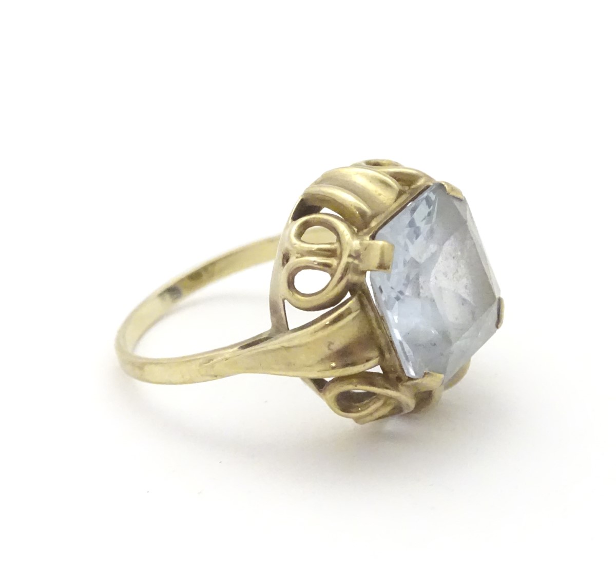 An 8ct (333) gold ring set with large white stone to top. - Image 4 of 5