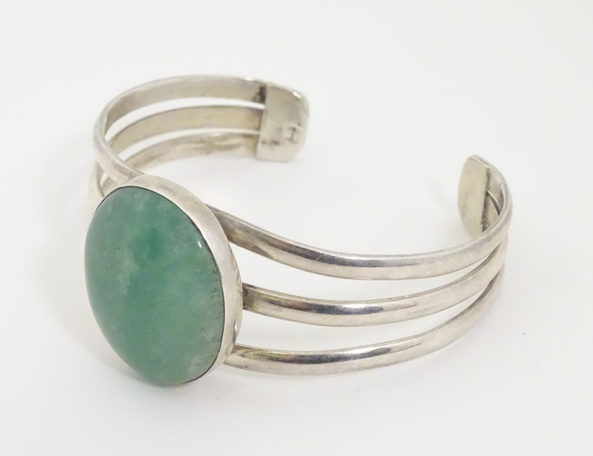 A silver bangle bracelet set with large aventurine cabochon to centre. - Image 4 of 6