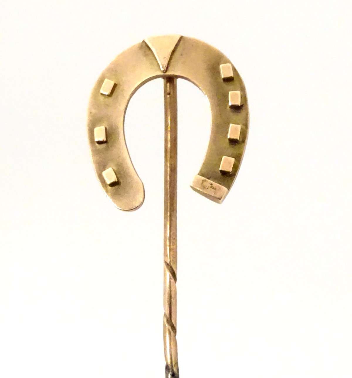 A Victorian 9ct gold stick pin surmounted by a horseshoe. - Image 2 of 7
