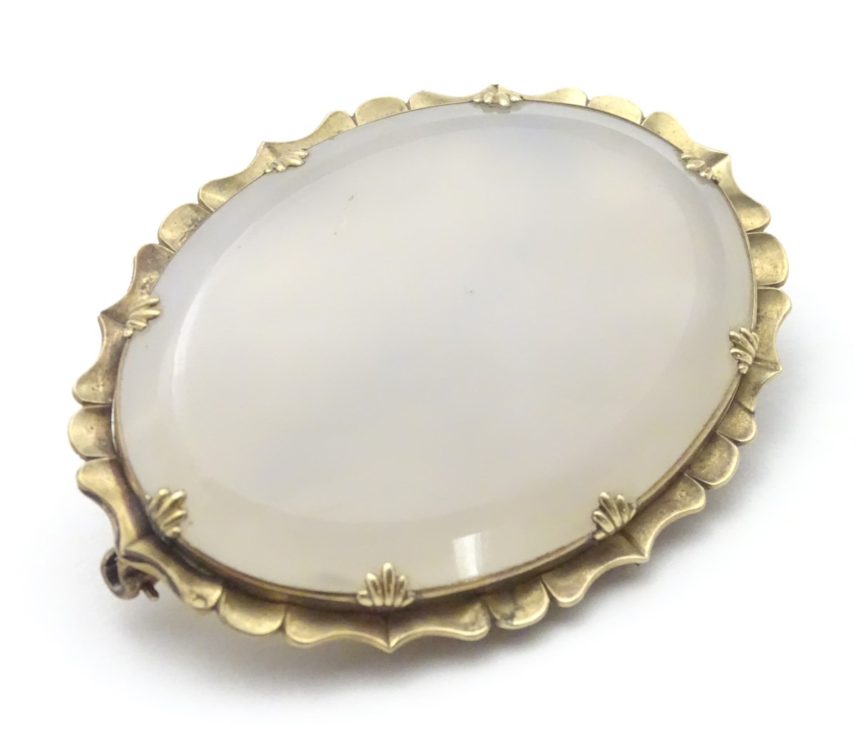 A 19thC oval brooch set with chalcedony cabochon to one side and memorial / mourning lock of hair - Image 6 of 6