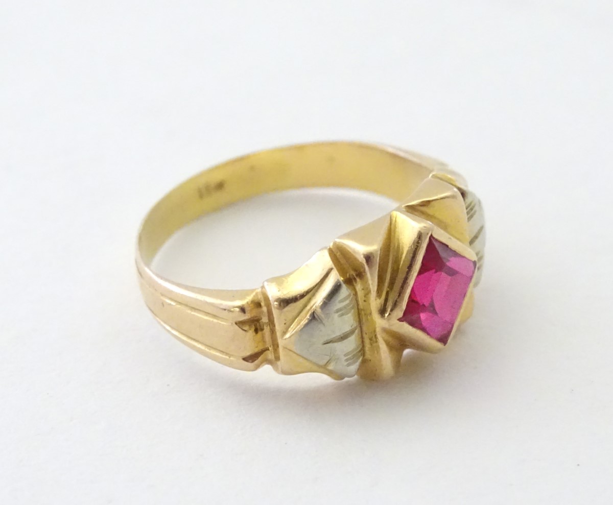 An 18ct gold ring set with central ruby in an Art Deco style setting. - Image 4 of 5