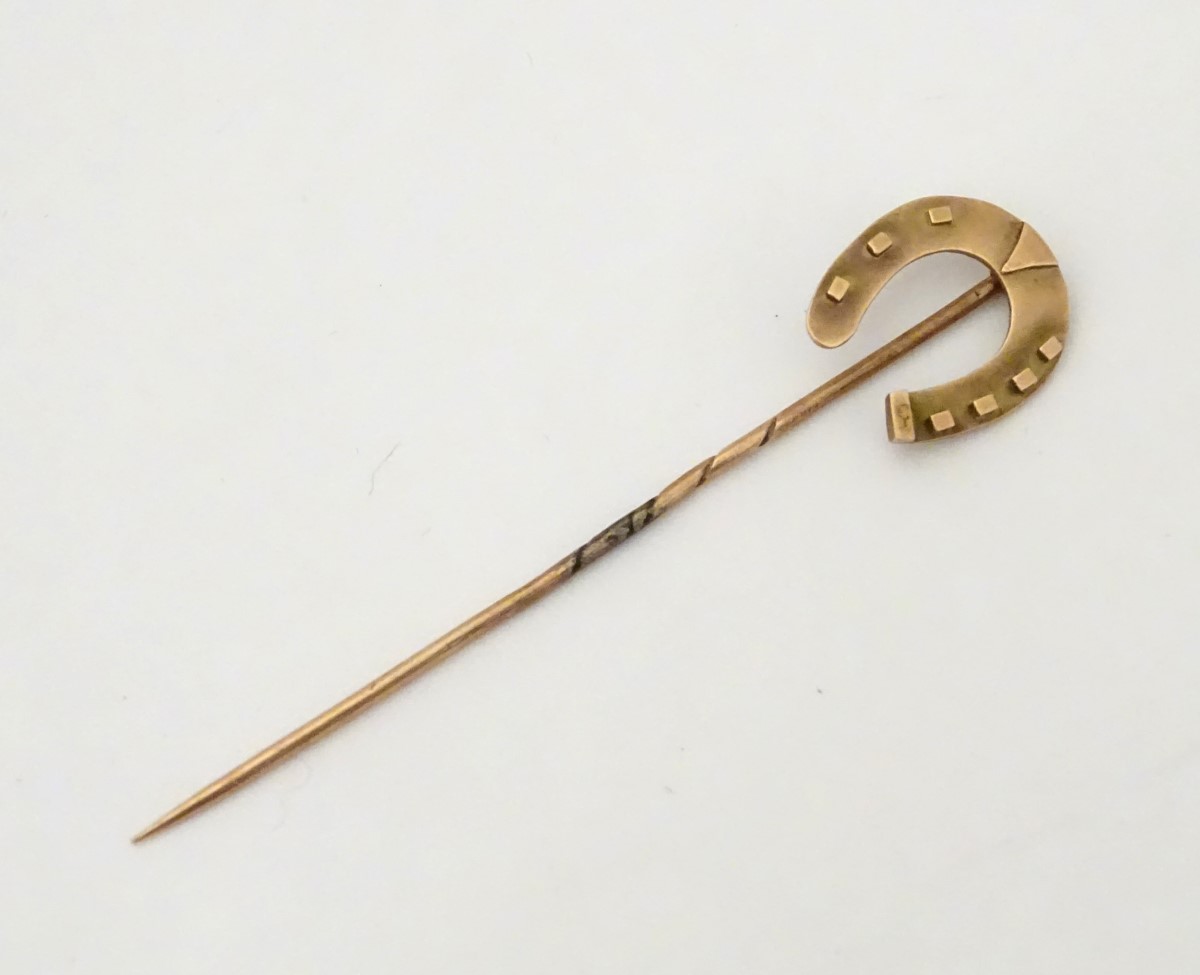 A Victorian 9ct gold stick pin surmounted by a horseshoe. - Image 4 of 7