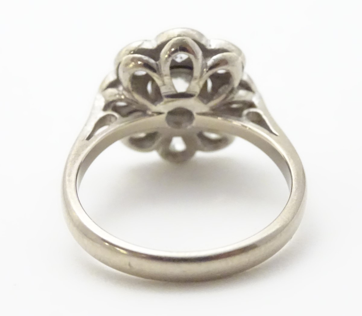 An 18ct white gold ring set with central old cut diamond bordered by 8 further diamonds in a daisy - Image 6 of 8