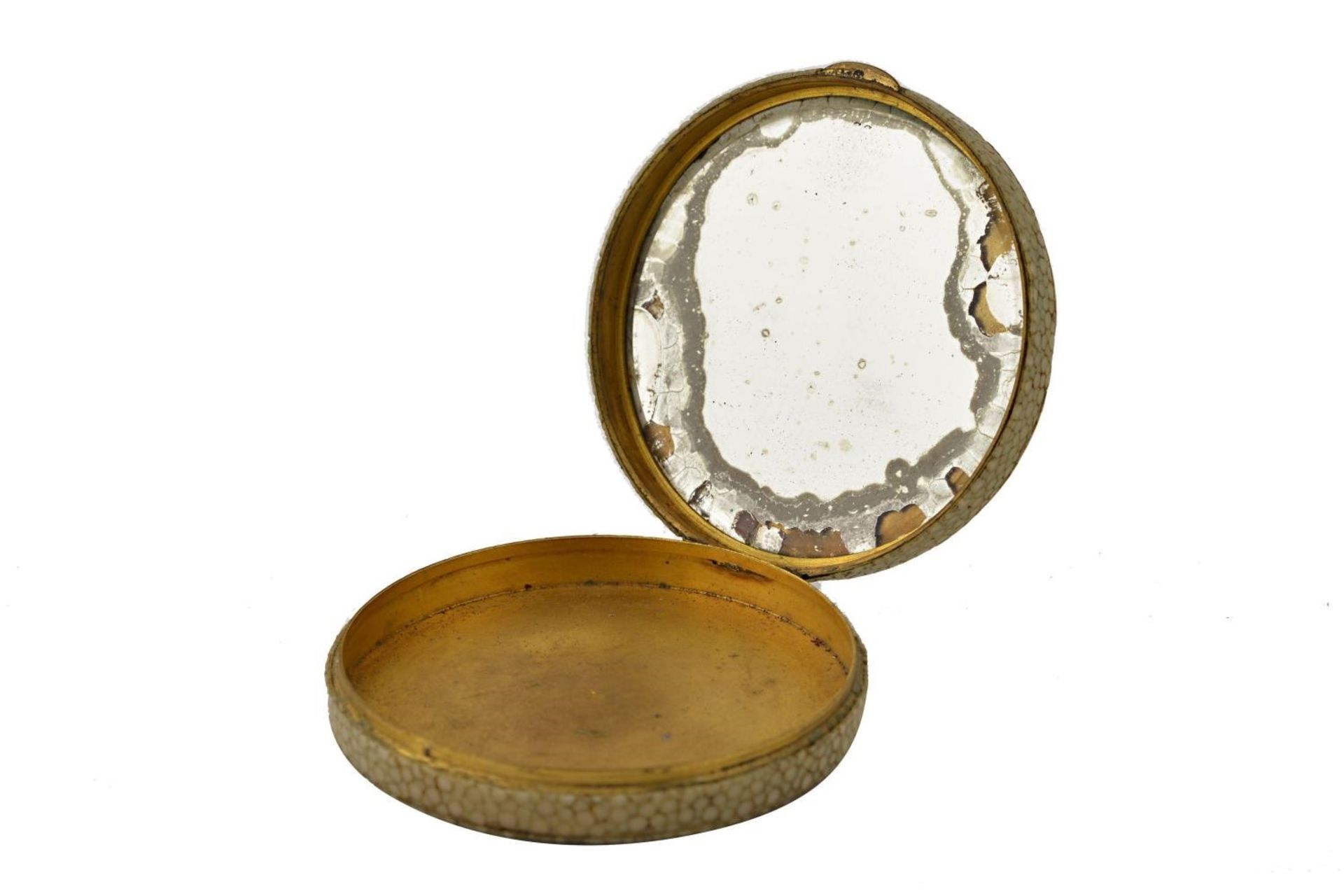 Poudrier rond à miroir biseauté recouvert de galuchat, circa 1930. H. 1.4 cm & [...] - Bild 2 aus 2