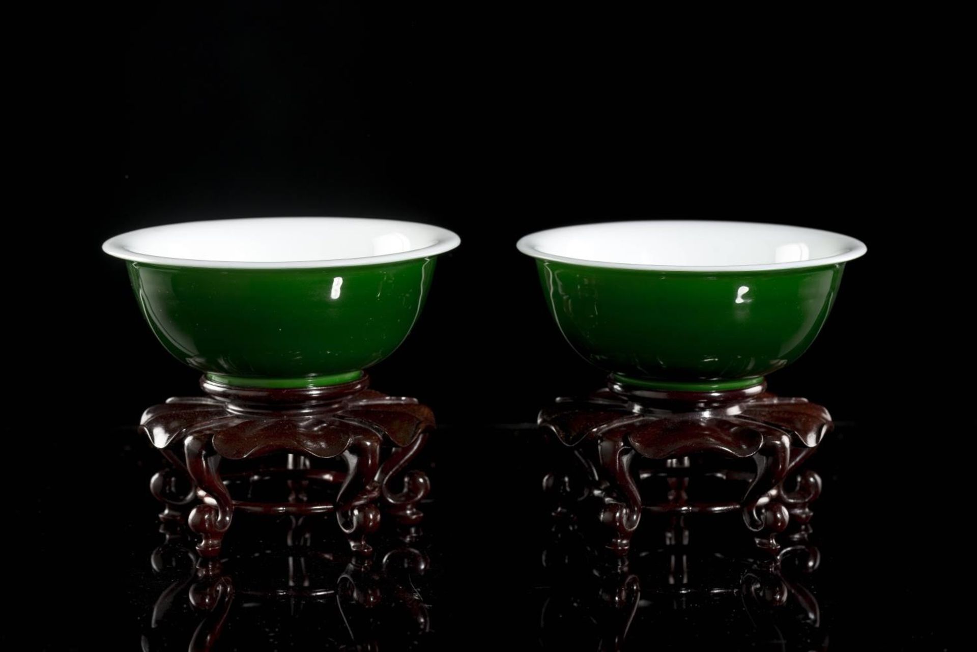 Paire de bols en verre de Pékin multicouche blanc et vert probablement XIXe [...] - Bild 2 aus 6