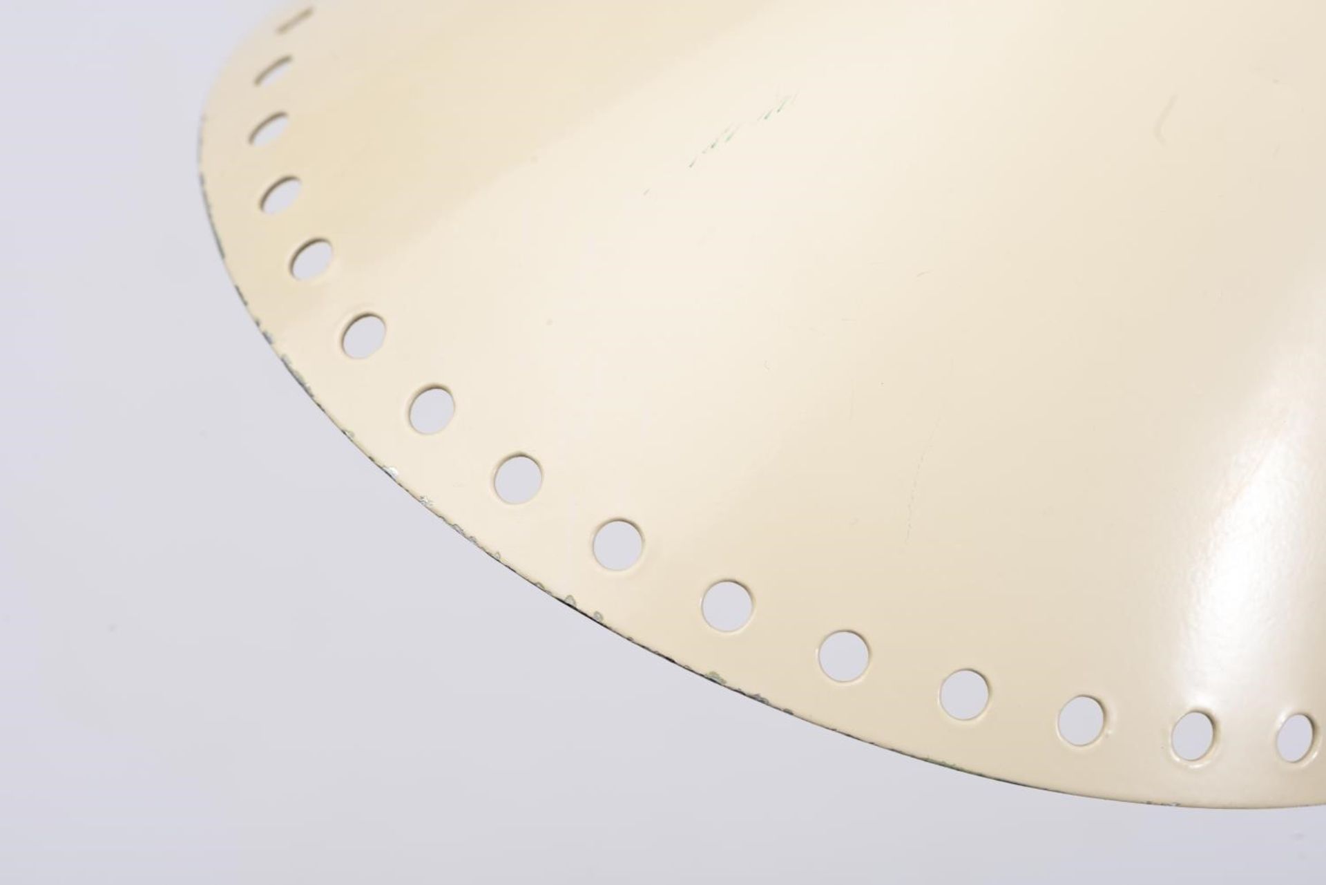 Lampe de table en métal blanc cassé laqué, années 50. H. 59 cm & Diam. 20 cm - - [...] - Bild 3 aus 6