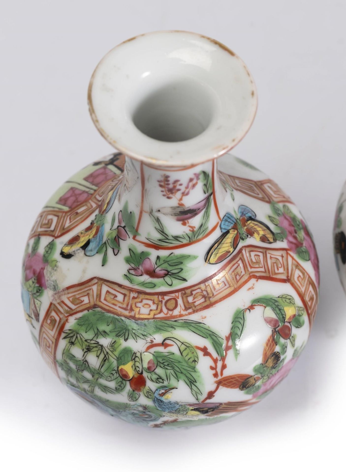 Un vase en porcelaine de Chine d'époque Qing 清代, l'un en famille rose à décor [...] - Bild 3 aus 9