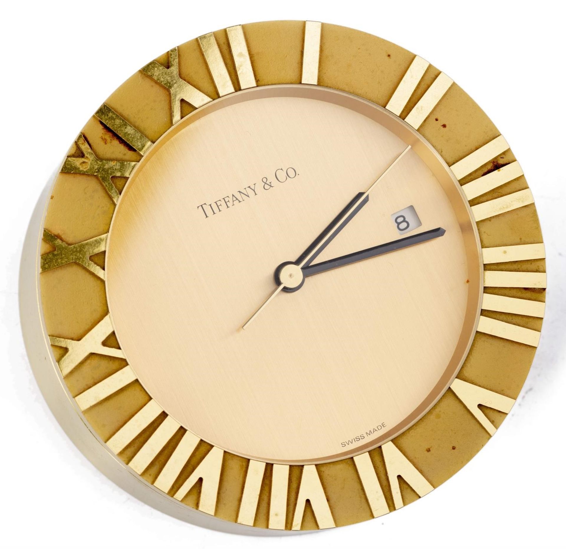 Tiffany & Co, pendulette en métal doré, mvt quartz, guichet de date à 3h, lunette [...]