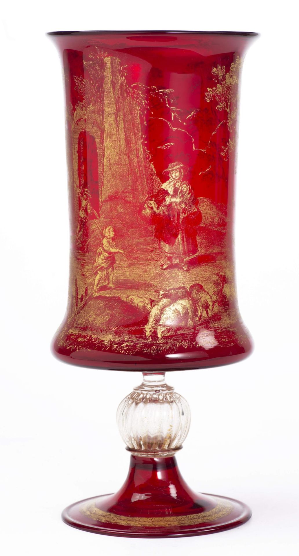 Vase cylindrique à bord évasé, sur pied, en verre rouge décoré à l'or d'une [...]