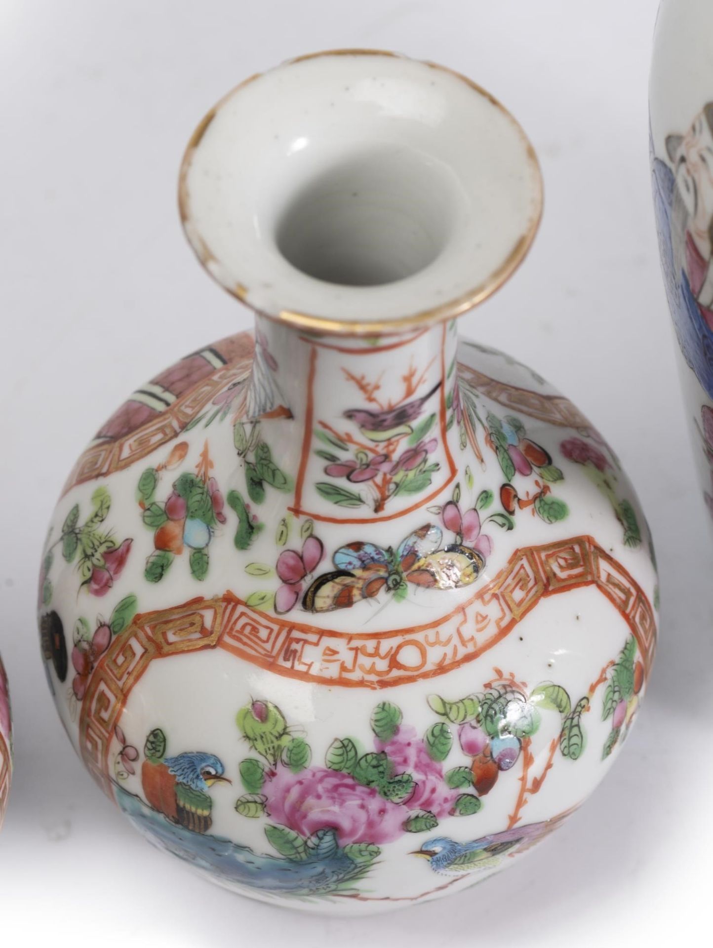 Un vase en porcelaine de Chine d'époque Qing 清代, l'un en famille rose à décor [...] - Bild 4 aus 9