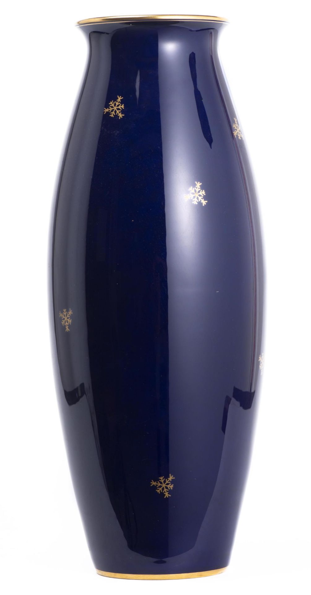 Sèvres, vase en porcelaine bleu nuit avec des motifs dorés de cristaux de neige, [...]