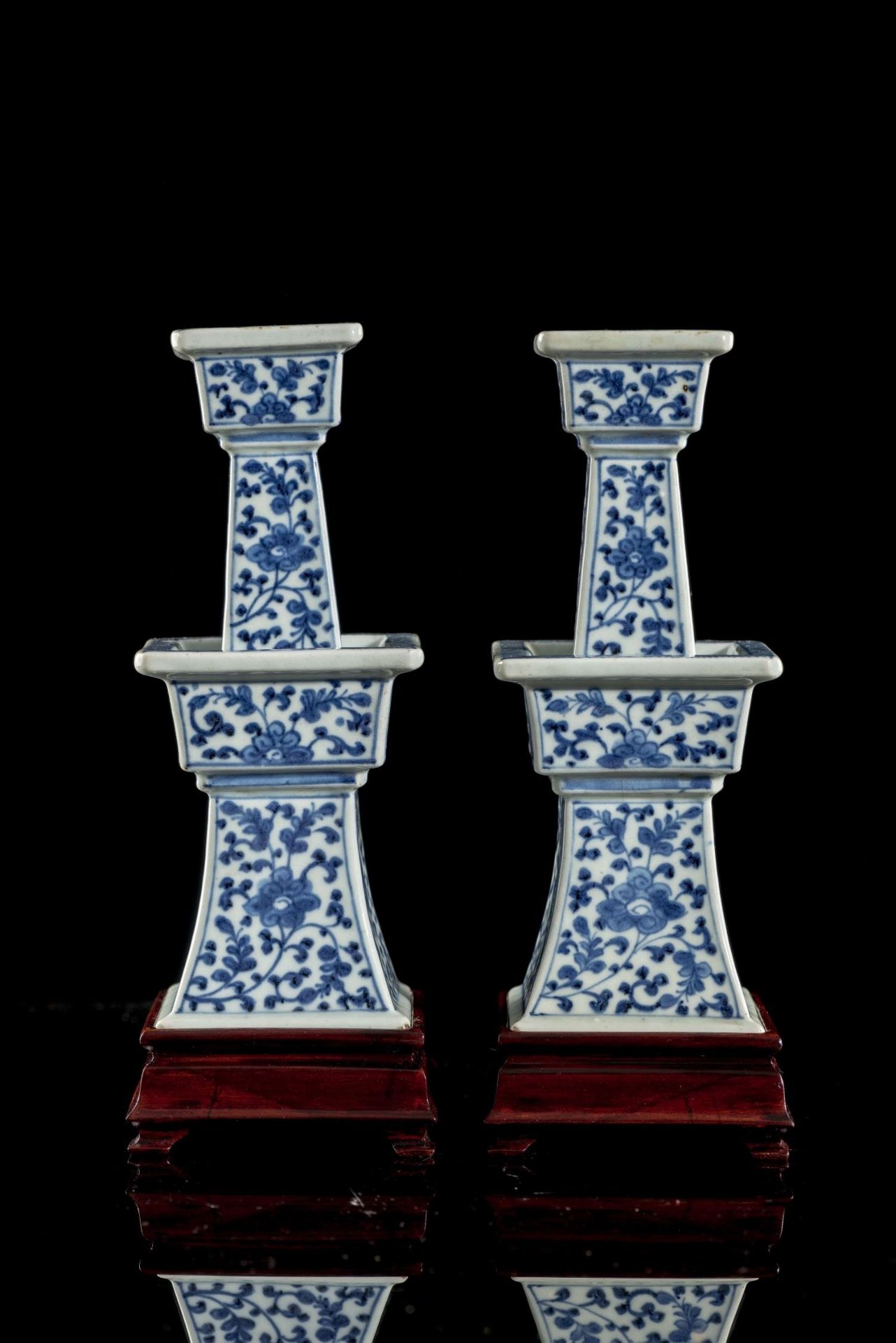 Paire de bougeoirs carrés en porcelaine de Chine à décor en bleu et blanc de [...] - Bild 2 aus 6