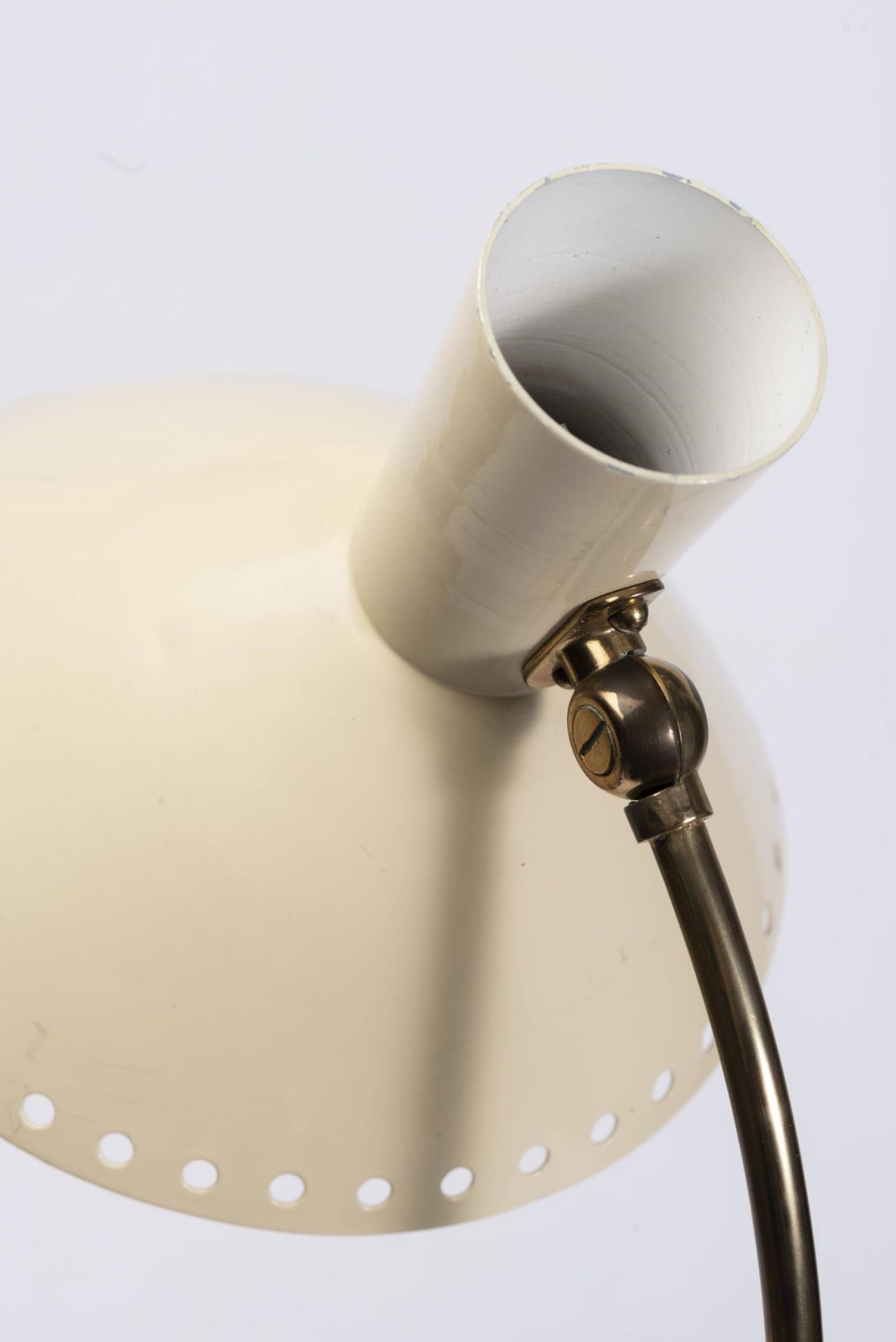 Lampe de table en métal blanc cassé laqué, années 50. H. 59 cm & Diam. 20 cm - - [...] - Bild 4 aus 6