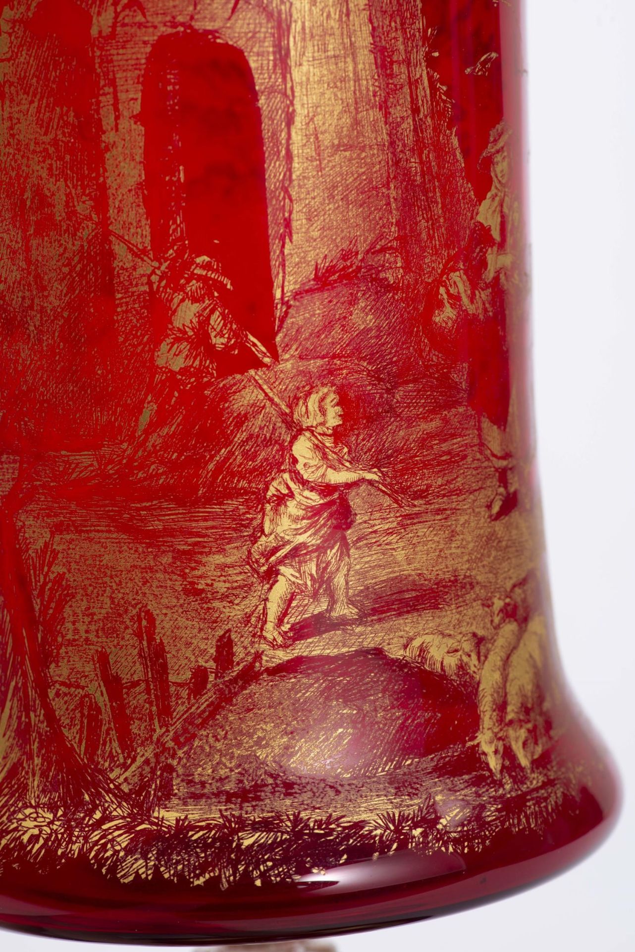 Vase cylindrique à bord évasé, sur pied, en verre rouge décoré à l'or d'une [...] - Bild 5 aus 6