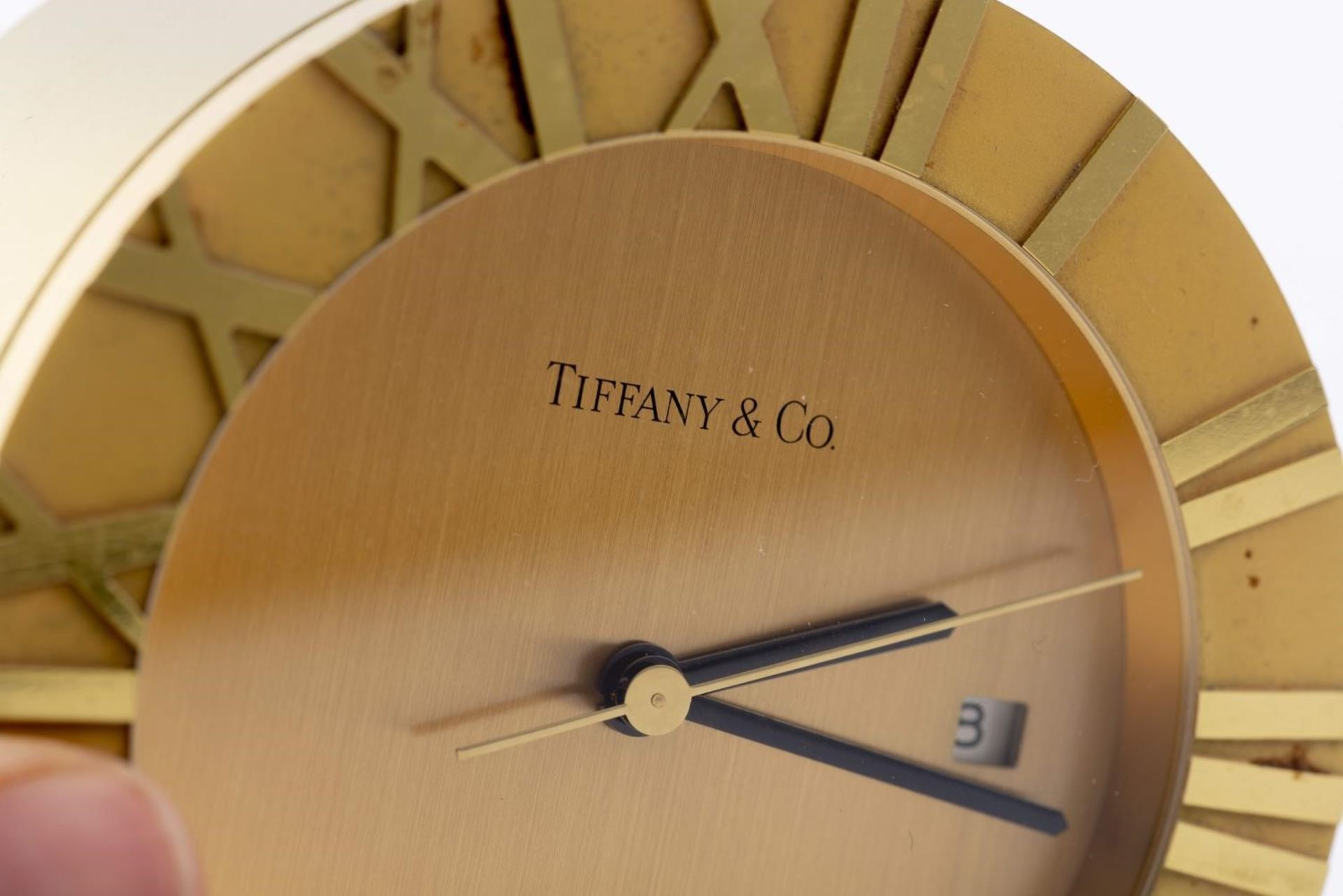 Tiffany & Co, pendulette en métal doré, mvt quartz, guichet de date à 3h, lunette [...] - Bild 6 aus 6