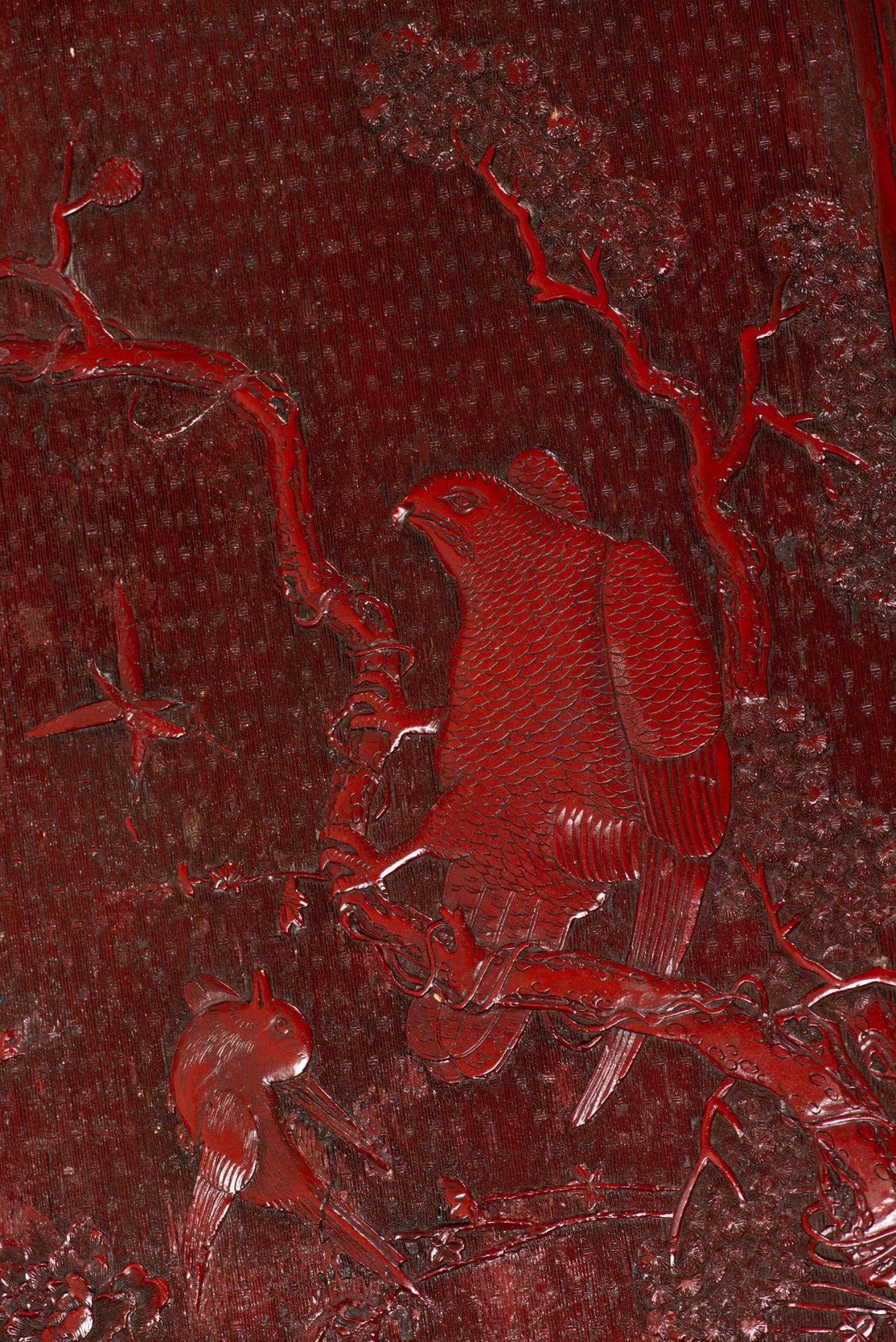 Table basse en laque rouge à décor sur le plateau d'un rapace sur des branches et [...] - Bild 4 aus 8