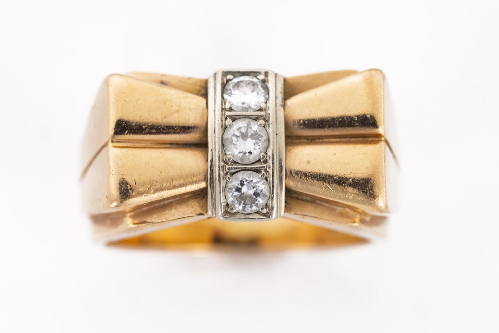 bague en or jaune .750 en forme de nœud papillon à 3 diamants pour un total de [...] - Bild 3 aus 5