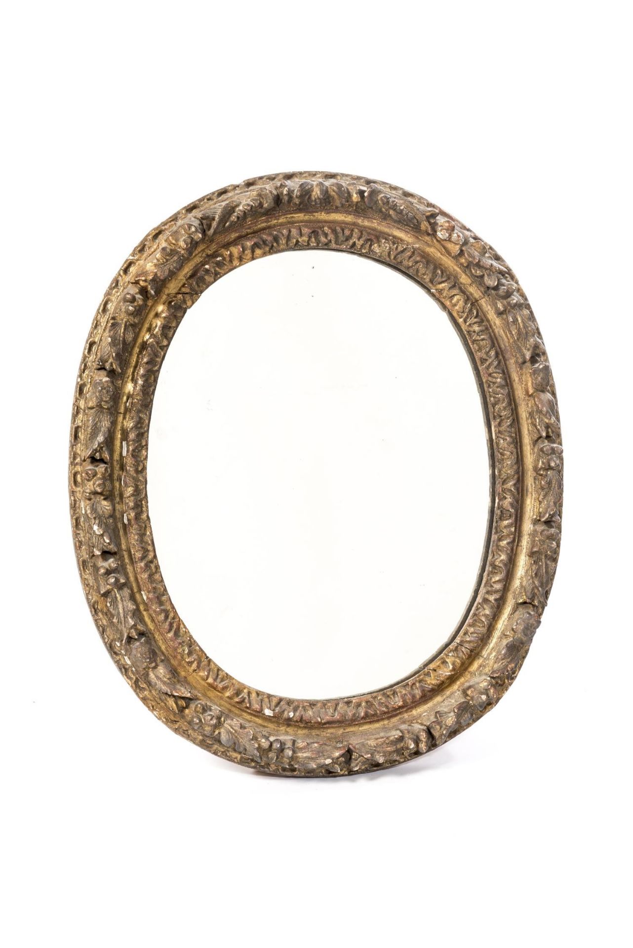 Miroir ovale ancien à cadre en bois sculpté doré. H. 52.5x45 cm. Condition: [...]